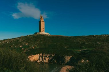 La Coruna, İspanya. 11 Kasım 2024: Herkül Kulesi manzaralı doğal manzara.