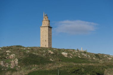 La Coruna, İspanya. 11 Kasım 2024: Herkül Kulesi manzaralı doğal manzara.