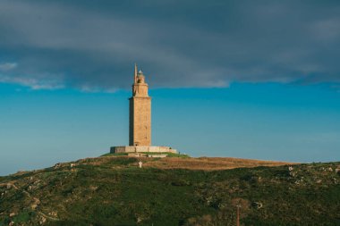 La Coruna, İspanya. 11 Kasım 2024: Herkül Kulesi manzaralı doğal manzara.