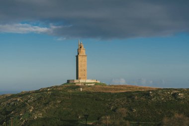 La Coruna, İspanya. 11 Kasım 2024: Herkül Kulesi manzaralı doğal manzara.