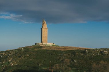 La Coruna, İspanya. 11 Kasım 2024: Herkül Kulesi manzaralı doğal manzara.