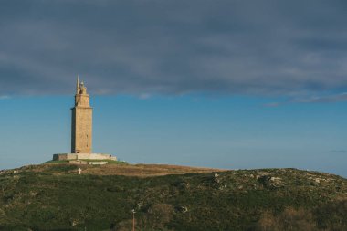La Coruna, İspanya. 11 Kasım 2024: Herkül Kulesi manzaralı doğal manzara.