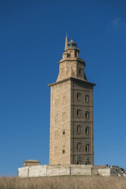 La Coruna, İspanya. 11 Kasım 2024: Herkül Kulesi manzaralı doğal manzara.