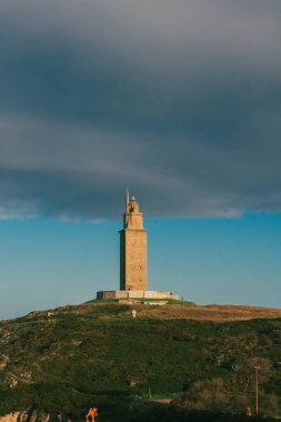 La Coruna, İspanya. 11 Kasım 2024: Herkül Kulesi manzaralı doğal manzara.
