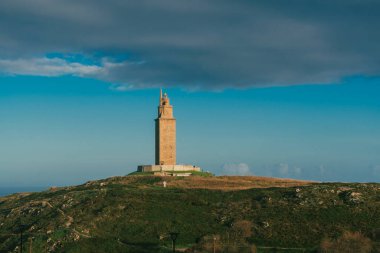 La Coruna, İspanya. 11 Kasım 2024: Herkül Kulesi manzaralı doğal manzara.
