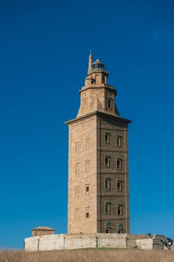 La Coruna, İspanya. 11 Kasım 2024: Herkül Kulesi manzaralı doğal manzara.