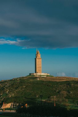 La Coruna, İspanya. 11 Kasım 2024: Herkül Kulesi manzaralı doğal manzara.