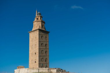 La Coruna, İspanya. 11 Kasım 2024: Herkül Kulesi manzaralı doğal manzara.
