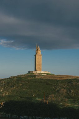 La Coruna, İspanya. 11 Kasım 2024: Herkül Kulesi manzaralı doğal manzara.