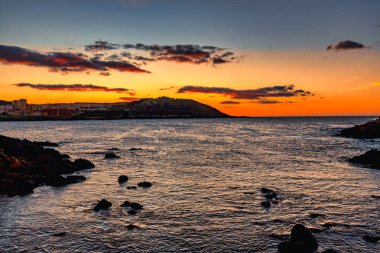 İspanya, La Coruna 'da gün batımı ve okyanus manzaralı güzel bir manzara..