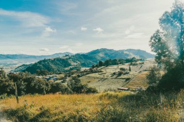 Mavi gökyüzü ve dağları olan Nemocon kırsal arazisi. Kolombiya. 