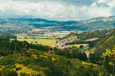 Mavi gökyüzü ve dağları olan Nemocon kırsal arazisi. Kolombiya. 