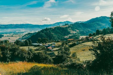 Mavi gökyüzü ve dağları olan Nemocon kırsal arazisi. Kolombiya. 