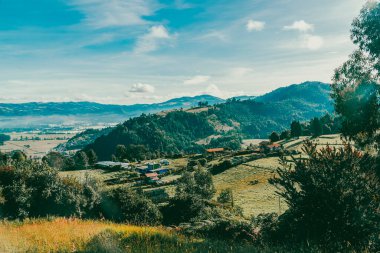 Mavi gökyüzü ve dağları olan Nemocon kırsal arazisi. Kolombiya. 