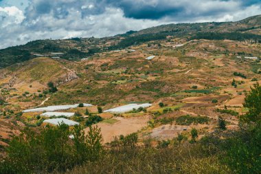Villa de Leyva, Boyaca, Kolombiya 'ya giden çöl manzarası yolu..