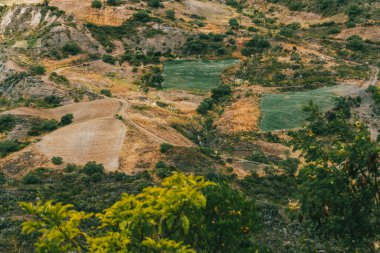 Villa de Leyva, Boyaca, Kolombiya 'ya giden çöl manzarası yolu..