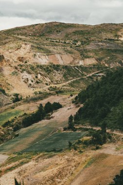 Villa de Leyva, Boyaca, Kolombiya 'ya giden çöl manzarası yolu..