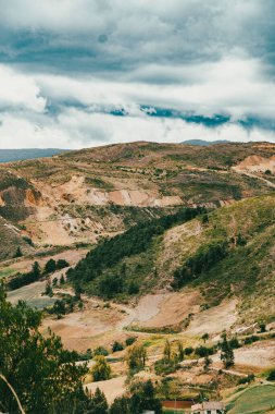 Villa de Leyva, Boyaca, Kolombiya 'ya giden çöl manzarası yolu..