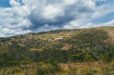 Villa de Leyva, Boyaca, Kolombiya 'ya giden çöl manzarası yolu..