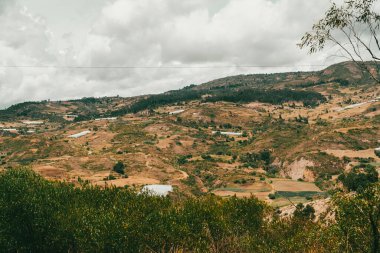 Villa de Leyva, Boyaca, Kolombiya 'ya giden çöl manzarası yolu..