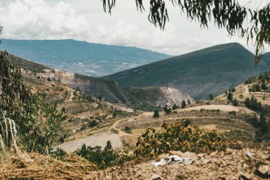 Villa de Leyva, Boyaca, Kolombiya 'ya giden çöl manzarası yolu..