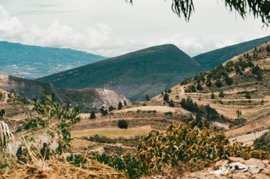 Villa de Leyva, Boyaca, Kolombiya 'ya giden çöl manzarası yolu..