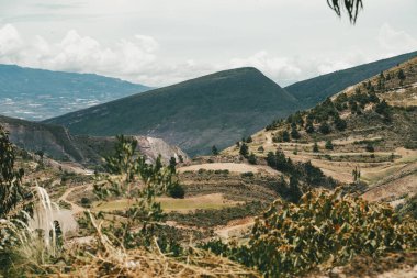 Villa de Leyva, Boyaca, Kolombiya 'ya giden çöl manzarası yolu..