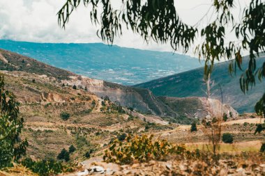 Villa de Leyva, Boyaca, Kolombiya 'ya giden çöl manzarası yolu..