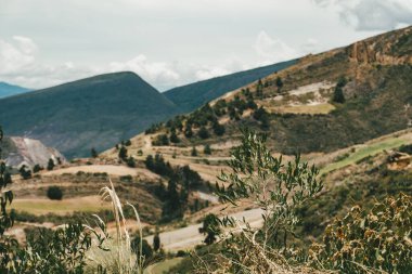 Villa de Leyva, Boyaca, Kolombiya 'ya giden çöl manzarası yolu..