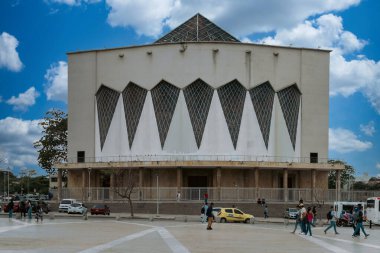 Barranquilla, Atlntico, Kolombiya. 13 Mart 2023: Mavi gökyüzü ile Barranquilla Katedrali 'nin mimarisi ve cephesi.
