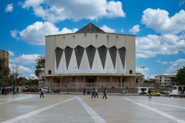 Barranquilla, Atlntico, Kolombiya. 13 Mart 2023: Mavi gökyüzü ile Barranquilla Katedrali 'nin mimarisi ve cephesi.