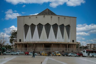 Barranquilla, Atlntico, Kolombiya. 13 Mart 2023: Mavi gökyüzü ile Barranquilla Katedrali 'nin mimarisi ve cephesi.