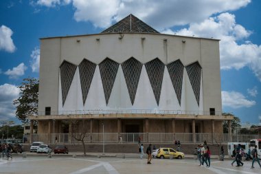 Barranquilla, Atlntico, Kolombiya. 13 Mart 2023: Mavi gökyüzü ile Barranquilla Katedrali 'nin mimarisi ve cephesi.