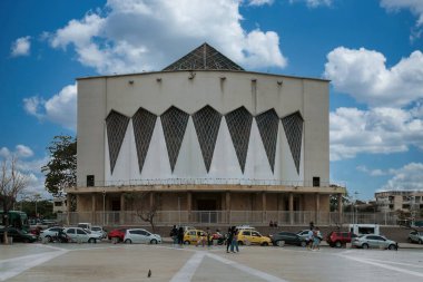Barranquilla, Atlntico, Kolombiya. 13 Mart 2023: Mavi gökyüzü ile Barranquilla Katedrali 'nin mimarisi ve cephesi.