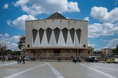 Barranquilla, Atlntico, Kolombiya. 13 Mart 2023: Mavi gökyüzü ile Barranquilla Katedrali 'nin mimarisi ve cephesi.