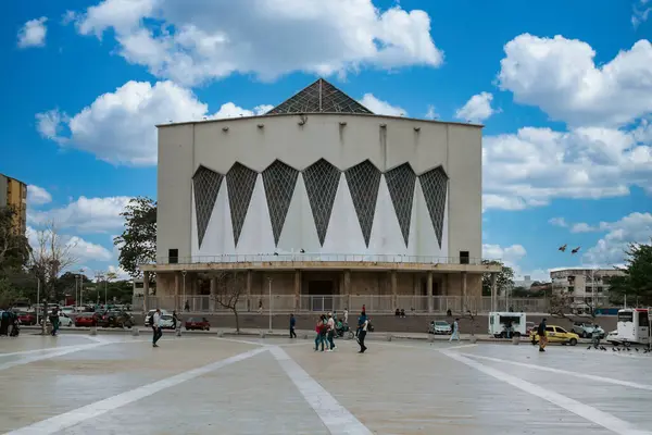 Barranquilla, Atlntico, Kolombiya. 13 Mart 2023: Mavi gökyüzü ile Barranquilla Katedrali 'nin mimarisi ve cephesi.