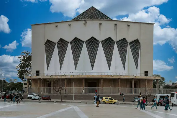 Barranquilla, Atlntico, Kolombiya. 13 Mart 2023: Mavi gökyüzü ile Barranquilla Katedrali 'nin mimarisi ve cephesi.