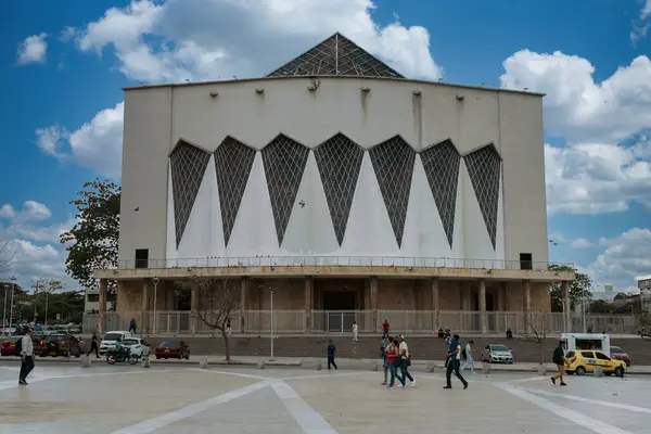 Barranquilla, Atlntico, Kolombiya. 13 Mart 2023: Mavi gökyüzü ile Barranquilla Katedrali 'nin mimarisi ve cephesi.