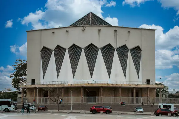 Barranquilla, Atlntico, Kolombiya. 13 Mart 2023: Mavi gökyüzü ile Barranquilla Katedrali 'nin mimarisi ve cephesi.