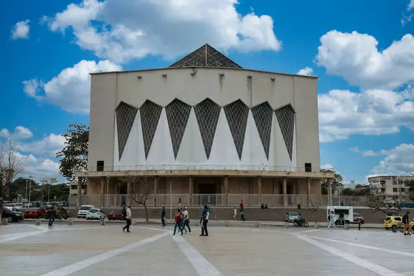 Barranquilla, Atlntico, Kolombiya. 13 Mart 2023: Mavi gökyüzü ile Barranquilla Katedrali 'nin mimarisi ve cephesi.