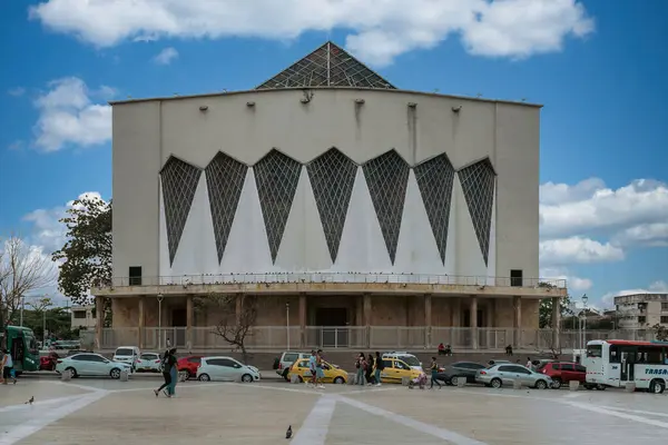 Barranquilla, Atlntico, Kolombiya. 13 Mart 2023: Mavi gökyüzü ile Barranquilla Katedrali 'nin mimarisi ve cephesi.