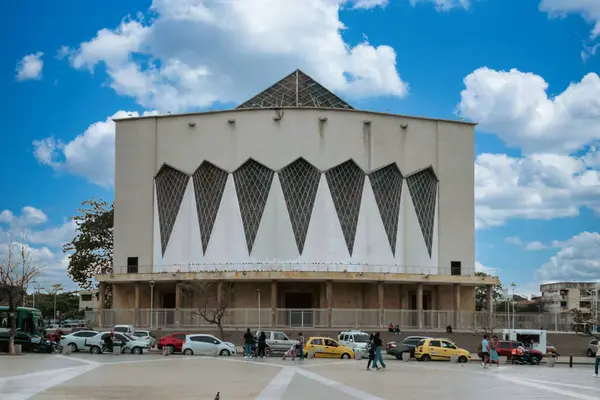 Barranquilla, Atlntico, Kolombiya. 13 Mart 2023: Mavi gökyüzü ile Barranquilla Katedrali 'nin mimarisi ve cephesi.