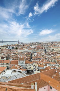 Lisboa, Portekiz. 9 Nisan 2022: Şehirdeki mahallelerin panoramik ve kentsel manzarası. 