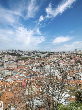 Lisboa, Portekiz. 9 Nisan 2022: Şehirdeki mahallelerin panoramik ve kentsel manzarası. 