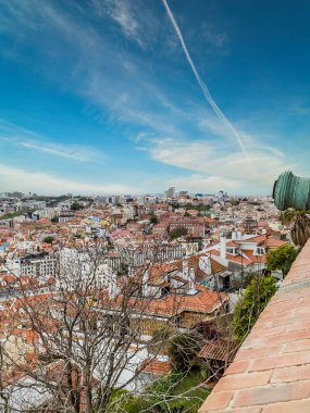 Lisboa, Portekiz. 9 Nisan 2022: Şehirdeki mahallelerin panoramik ve kentsel manzarası. 