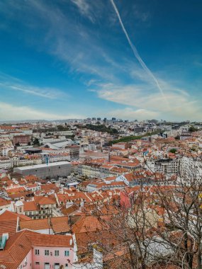Lisboa, Portekiz. 9 Nisan 2022: Şehirdeki mahallelerin panoramik ve kentsel manzarası. 