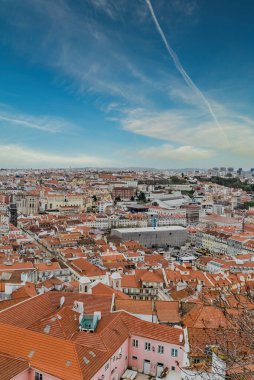 Lisboa, Portekiz. 9 Nisan 2022: Şehirdeki mahallelerin panoramik ve kentsel manzarası. 