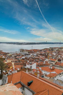 Lisboa, Portekiz. 9 Nisan 2022: Şehirdeki mahallelerin panoramik ve kentsel manzarası. 