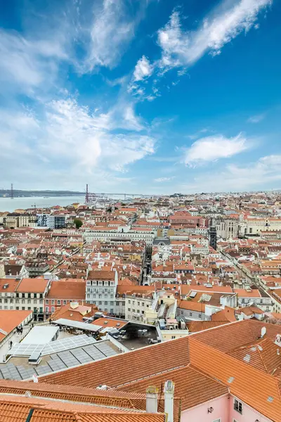 Lisboa, Portekiz. 9 Nisan 2022: Şehirdeki mahallelerin panoramik ve kentsel manzarası. 