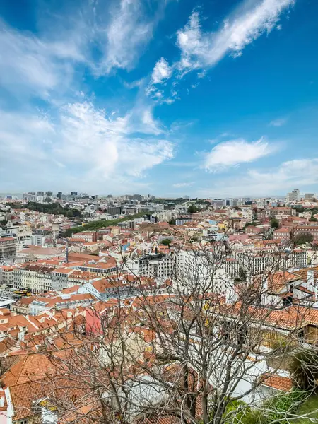Lisboa, Portekiz. 9 Nisan 2022: Şehirdeki mahallelerin panoramik ve kentsel manzarası. 